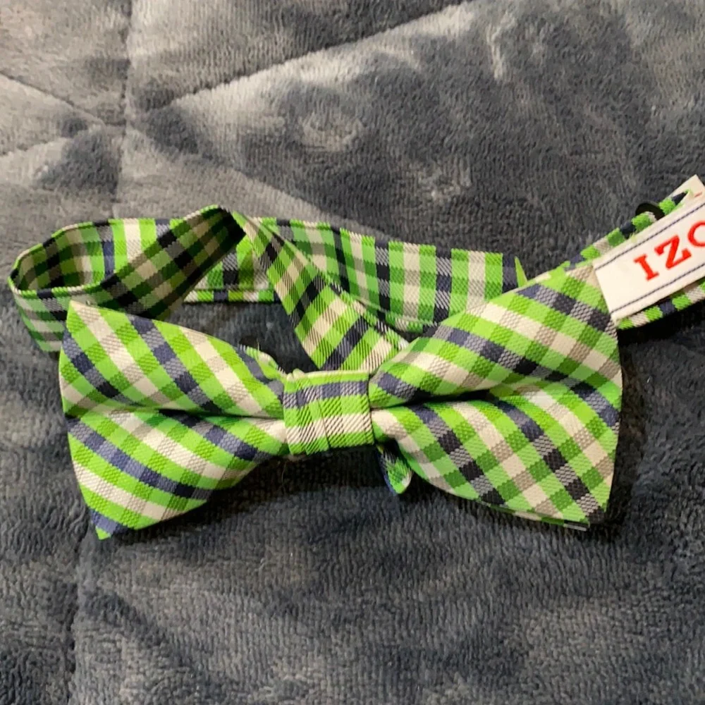 IZOD boys bow tie
